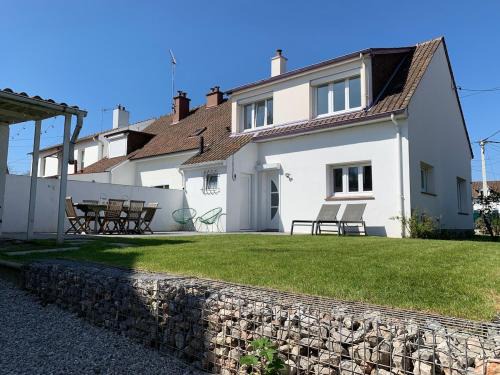 Maison lumineuse avec jardin & parking clos