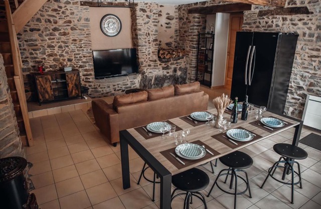 maison quartier médiéval au pied du château FOUGERES