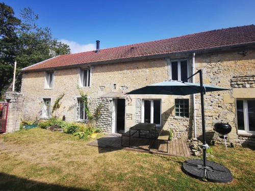 Maison renovee en pierres séjour spacieux avec jardin et terrasse aménagée près Omaha beach & Bayeux à 5mn de la mer tous commerces
