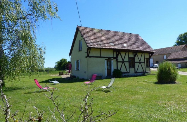 Maison rustique avec piscine partagée, proche Bourbon Lancy - FR-1-489-12