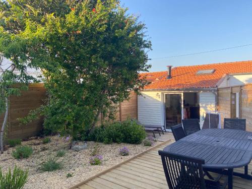 Maison Traditionnelle Rénovée, Proche Plage, Barbâtre - Terrasse, Wifi, Confort Modern - FR-1-426-371