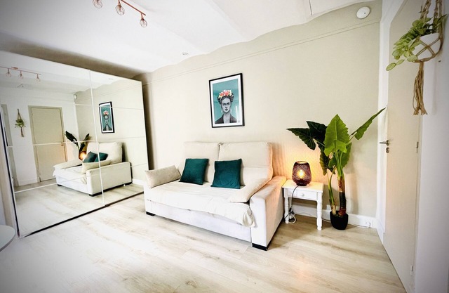 Maisonette bas Suquet with quiet terrace, 200m from the beaches, near the Palace