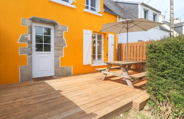 Maisonette Morgat near Crozon island near sea