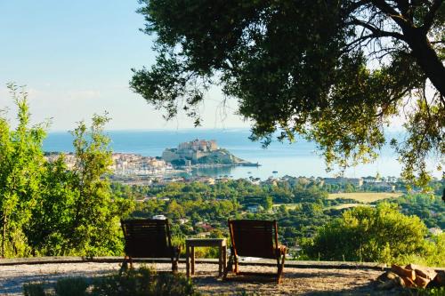 Maisonnette en plein maquis vue splendide à 5 min du centre et de la plage