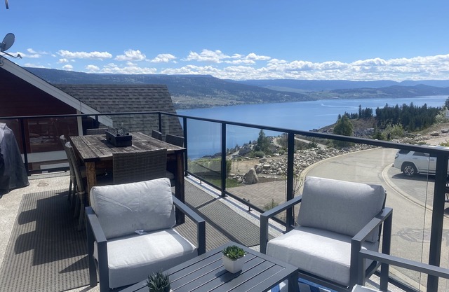 Majestic Mountainside cottage on Lake Okanagan