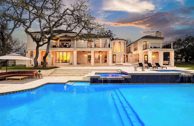 Majestic Oak: Luxury Estate with Private Resort Pool, Hot Tub & Game Room