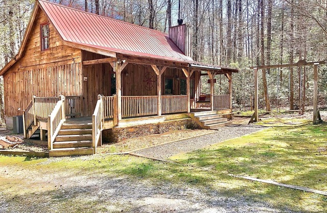 Majestic, private cabin with hot tub/multiple deck.a little taste of heaven!