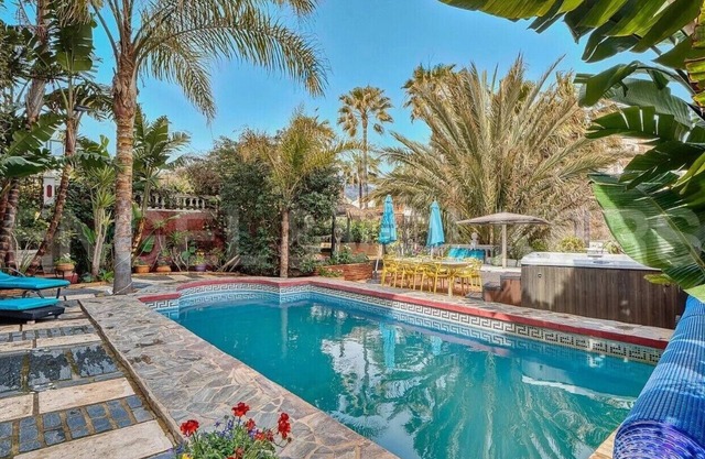 Majestic Villa, 2 minutes walk to the beach, 7bdr 7bath, heated pool and jacuzzi