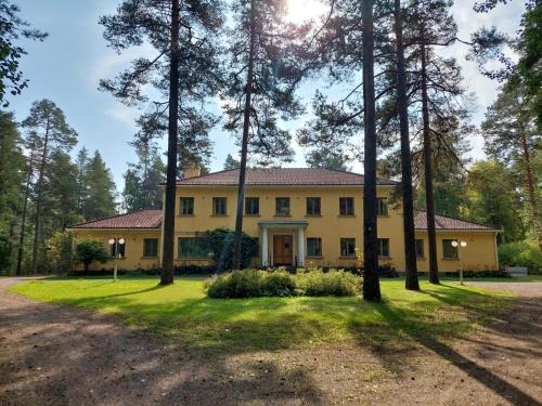 Majoitus jaetuissa huoneissa sisältäen ruokailut