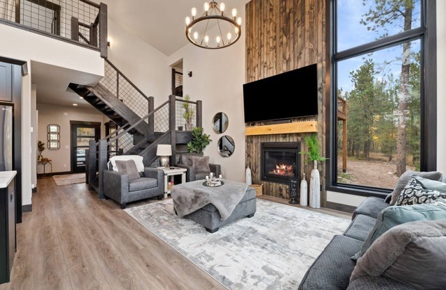 Make Time Lodge- Clubhouse Access, Outdoor fireplace/Seating, Hot Tub, & Garage