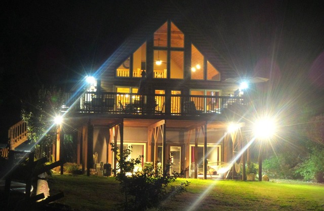MAKE VACATION MEMORIES IN A COZY LOG HOME ON MAIN LAKE