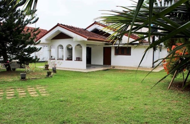 Malethi House is 150 metres from the beach, and is often visited by peacocks.