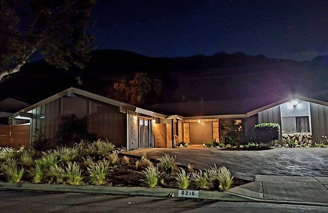 Malibu Beach 3 bd, 2 ba Monthly rental. Private pool/spa, private beach.