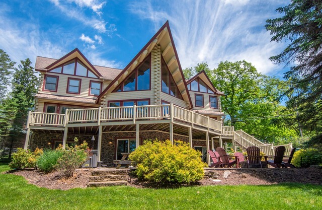 Mallard Landing | Prime Lakefront Location + Hot Tub & Pool Table!