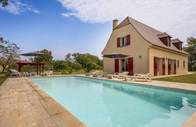 Malsac is a spacious holiday home with large garden and private swimming pool