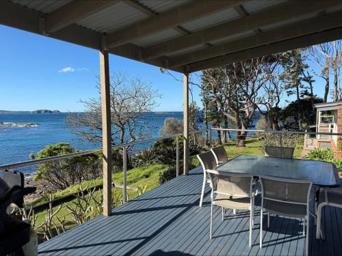 Malua Bay Waterfront Pet Friendly Cottage with WiFi
