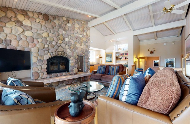 Mammoth West 137 Updated Deluxe Condo, Just A Short Walk to Canyon Lodge by RedAwning