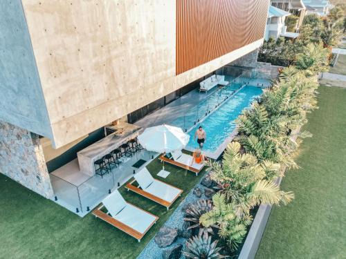 Mana Beach House - Award winning, Heated Pool, Gym