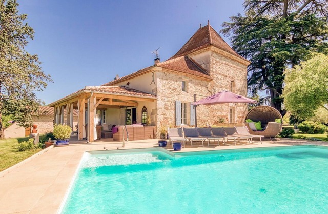 Manoir Des Cedres - Eight Bedroom Castle, Sleeps 20