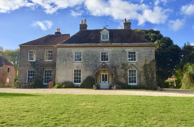 Manor House Moreton - Entire Holiday Home