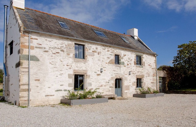 Manor with a swimming pool in Tréguennec