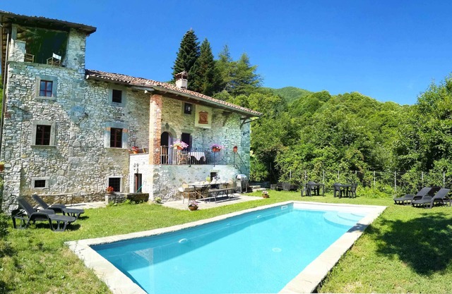 Manor with private pool and fenced garden 8 kms from Castelnuovo di Garfagnana