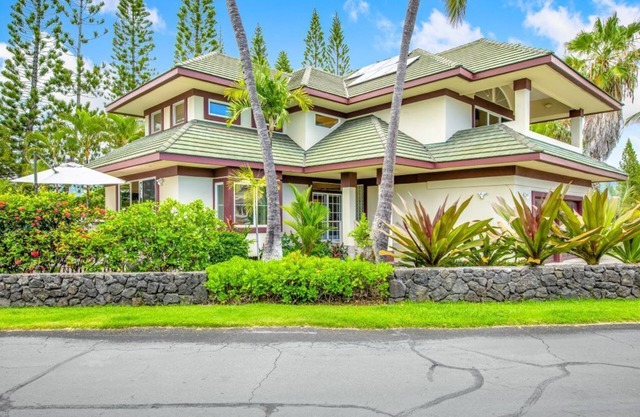 Manta Ray Manor - Oceanfront Gated Community, short walk to beach and town.