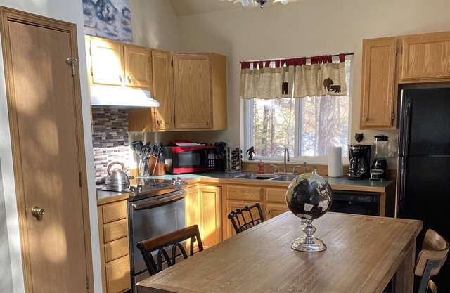 Many Lakes-Glacier Hideaway Cabin in the woods is the perfect Montana getaway!