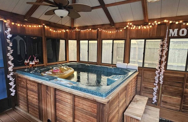 Maple House w/Private Jacuzzi Near IAH