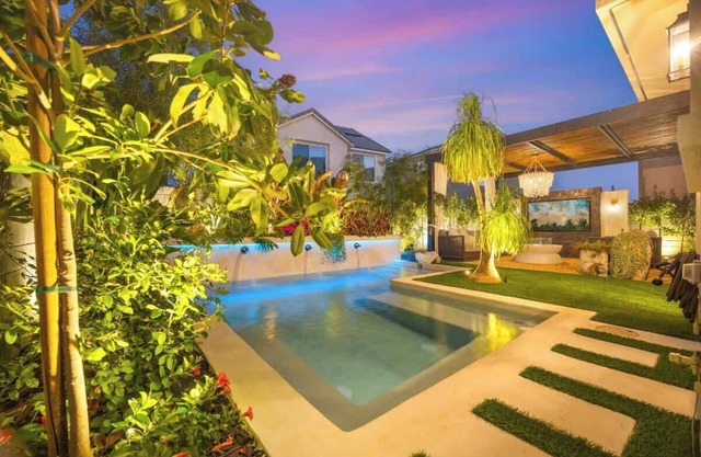 @marbella Lane - Stylish Dream Home in RMV w/Pool