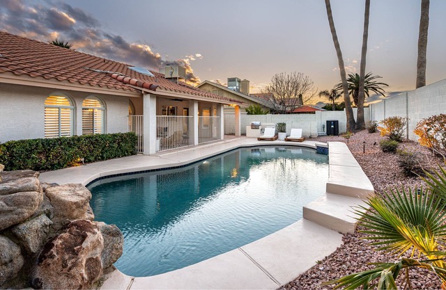 Marilyn offers full relaxation nearby desirable shopping and entertainment