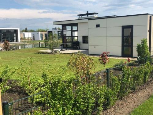 Marina Strandbad Chalet RiverLodge mit Zaun Haus Nr 94