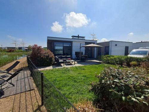 Marina Strandbad Chalet Land in Sicht mit Zaun Haus Nr 81