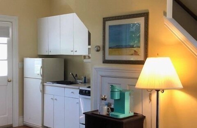 Marion Village Apartment sleeps 2 plus sleeper couch Small dogs allowed with fee