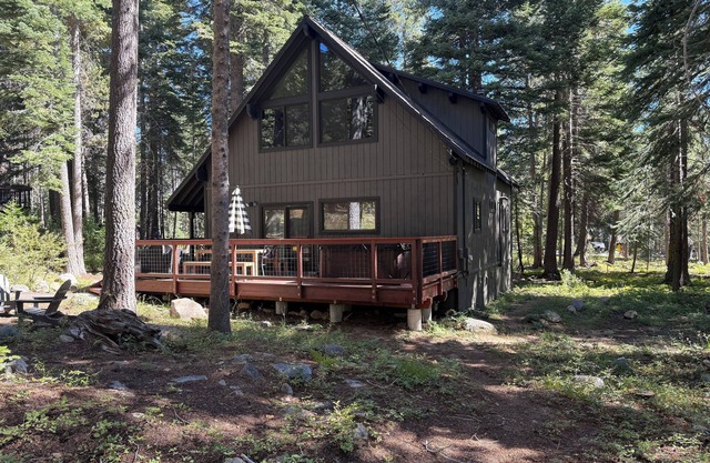 Marvelous 3-bedroom cabin in Tahoma with Hot Tub, close to beaches, trails.
