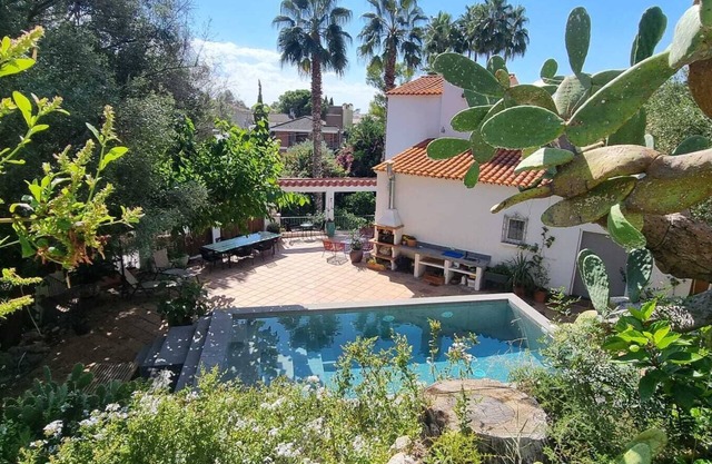 Marvelous 4-bedroom garden house, Castelldefels,5 min. walking from the beach