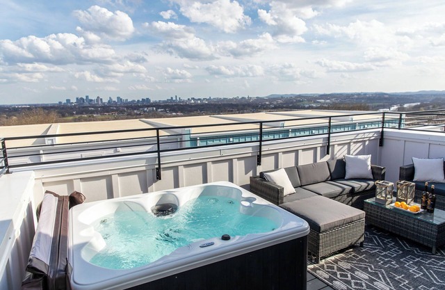 Marvelous Home in North Nashville- Rooftop Hot Tub- Pool Table- Skyline Views!