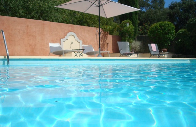 Mas d'Avignon: swimming pool, large wooded park in absolute calm