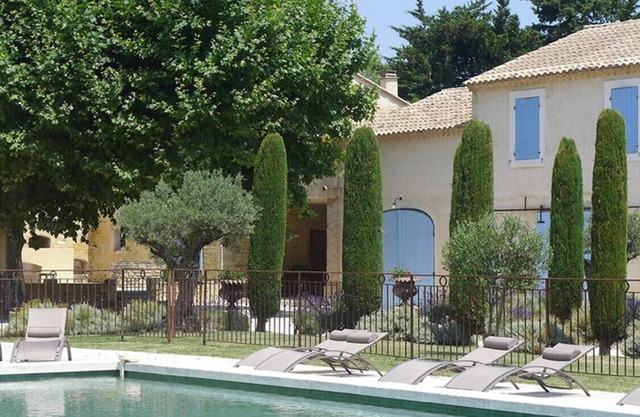 Mas de César, Le Jacuzzi, with pool