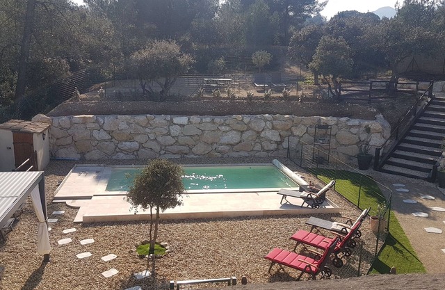 Mas des Rabassos at the foot of the Alpilles nature park