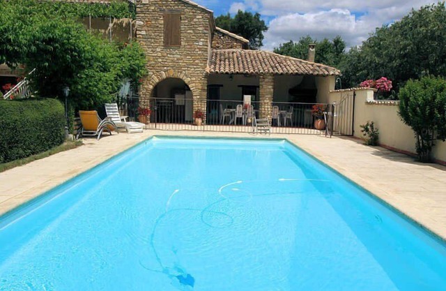 Mas with character overlooking Vaison-la-Romaine, private, fenced swimming pool.