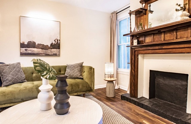 Massive Victorian House w/Private Courtyard ★ 5APTS/9BDRS ★ Near Forsyth Park