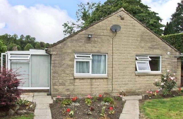 MATLOCK GREEN, pet friendly, with a garden in Matlock