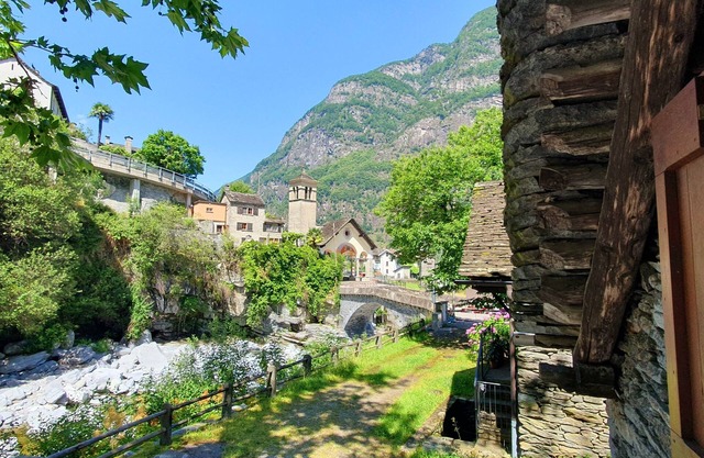 MAva' cottage with water view
