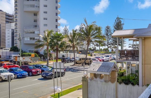 Maybury Unit 1 Only 70 Metres walk to Rainbow Bay beach, Coolangatta with Wi-Fi included.