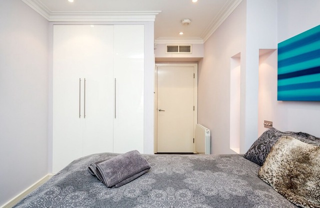 MAYFAIR · ✪ King Bed Duplex with A/C ✪: 5-Star Stay in Mayfair