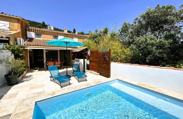Mazet Provençal with air conditioning for 4 people with a private pool in the Domaine de Valcros.