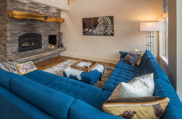 Meadow Village Condo w/private hot tub, stone fireplace & amazing views! - Crail Creek Retreat