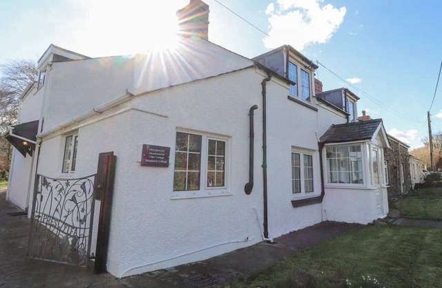 MEADOWLANDS, family friendly, with open fire in Dinas Cross