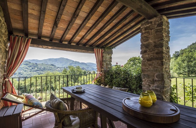 Medieval Tuscan farmhouse with wonderful views